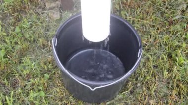 Su evden, sağanağa, kovaya dökülüyor.