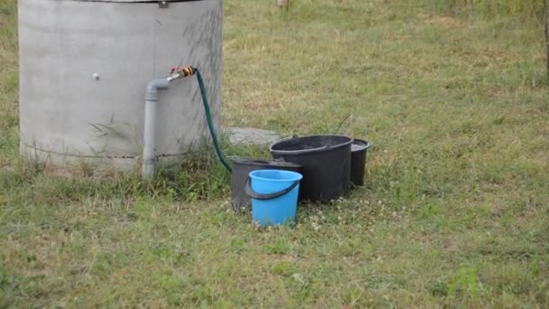 Acqua Sta Riversando Dalla Casa Nel Acquazzone Nel Secchio — Video Stock