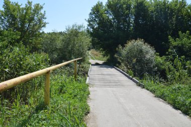 Bir köy manzarası ve yol manzarası.