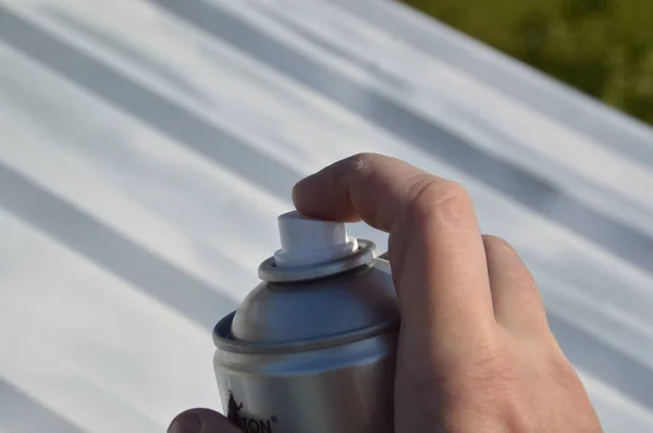 Pintura Techo Con Pintura Esmalte Una Lata Aerosol — Foto de Stock