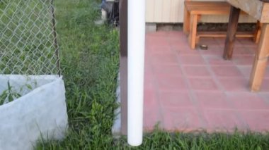 Evi yağmurdan korumak için oluk sistemi.