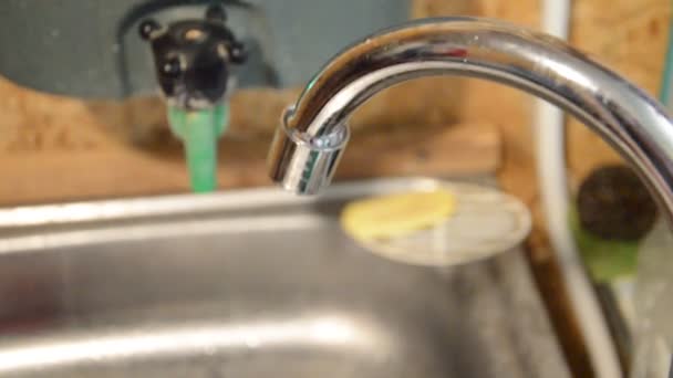 Abrindo Torneira Com Água Para Drenar Para Pia — Vídeo de Stock