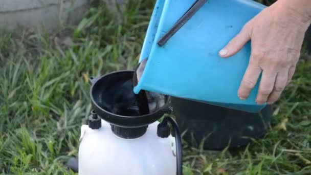 Stof Voor Het Besproeien Van Tuin Een Ballon Wordt Verdund — Stockvideo