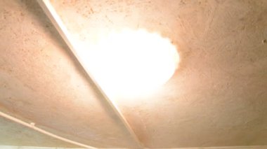 İçerideki elektrik ampullerini yakmak