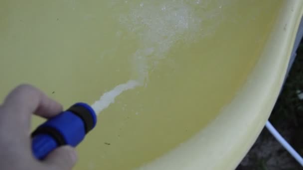 水从花园的软管倒入水桶中 — 图库视频影像