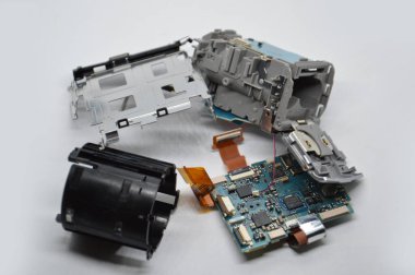 Dijital kameranın onarımı ve sökülmesi