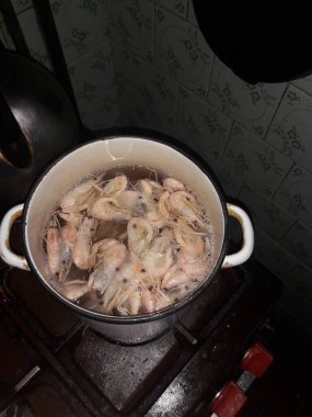 Metal kasede kaynamış deniz karidesi.