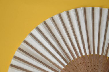 Arka planda klasik yalıtılmış hayran