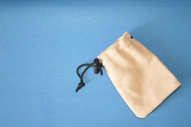 Arkaplanda izole edilmiş bir hediye kesesi