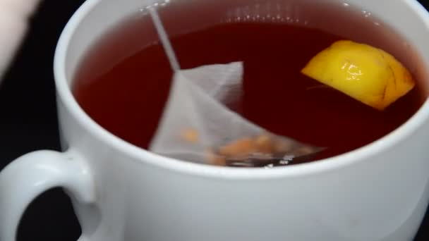 Fűtött Tea Lehűl Keveredik Egy Fehér Csésze Fekete Alapon — Stock videók