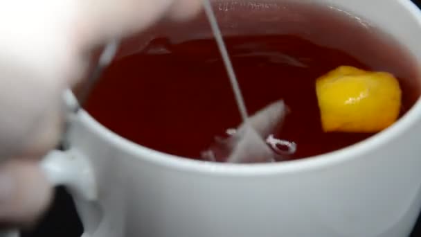 Beheizter Tee Kühlt Und Mischt Sich Eine Weiße Tasse Auf — Stockvideo