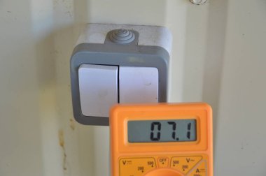 Elektriksel aletleri ölçmek ve tamir etmek için test eden