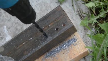 Metal kazarak delik açıyorlar.