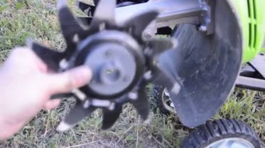 Toprak sürme ve tohum ekmek için ekici.