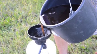 Ağaçları ve sebzeleri korumak ve yetiştirmek için bahçe gübresi yetiştiriyorlar.