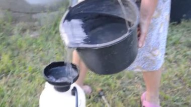 Ağaçları ve sebzeleri korumak ve yetiştirmek için bahçe gübresi yetiştiriyorlar.