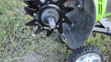 Toprak sürme ve tohum ekmek için ekici.