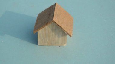 Ahşap bir evin aile malı gibi modeli.