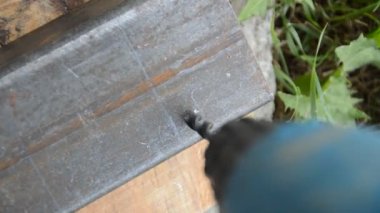 Metal kazarak delik açıyorlar.