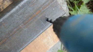 Metal kazarak delik açıyorlar.