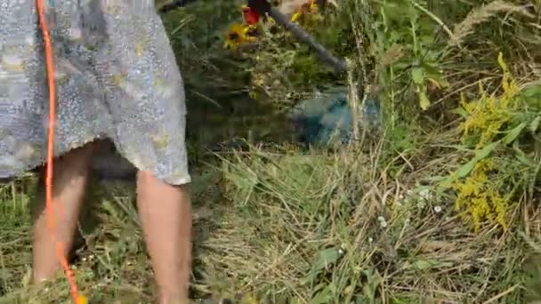 女人用割草机割草 — 图库视频影像
