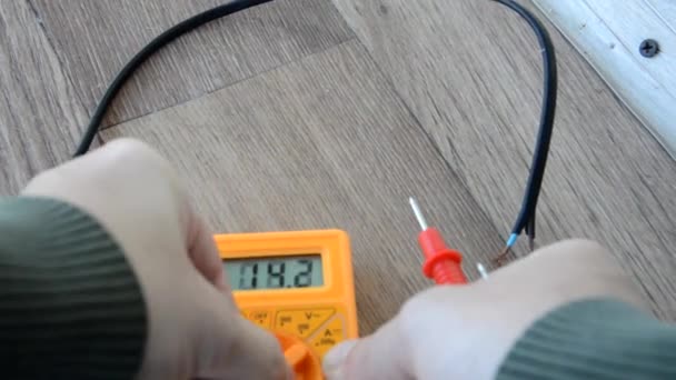 Elektrikli Aletlerin Ölçümü Onarımı Için Testçi — Stok video