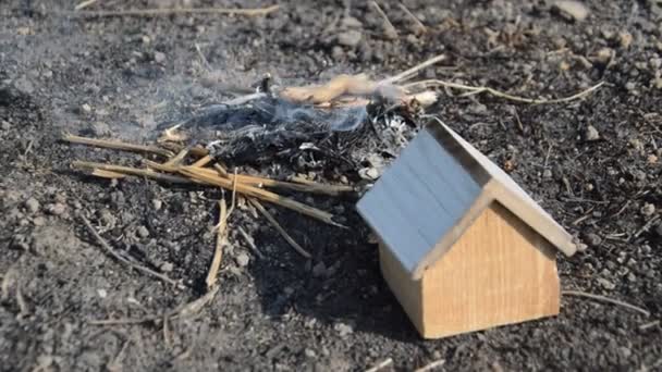 Ξύλινο Σπίτι Της Οικογένειας Καίγεται — Αρχείο Βίντεο