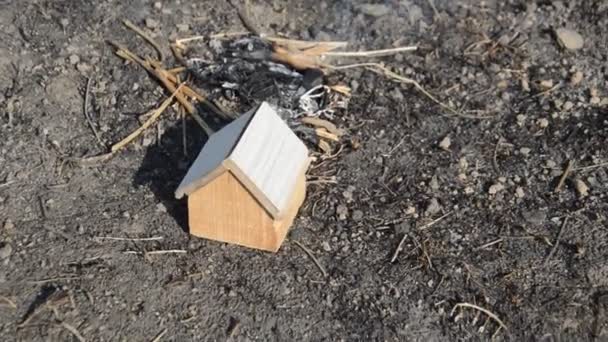 Dřevěný rodinný dům hoří