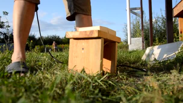Mens Maalt Een Plank Met Een Typemachine — Stockvideo