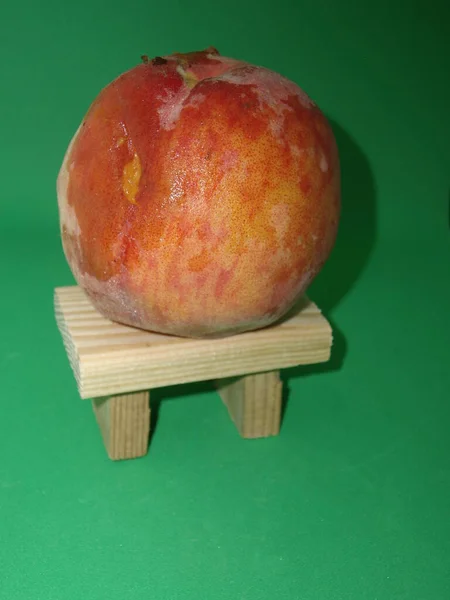 Żywność Warzywa Owoce Drewnianych Meblach Kawałki Modelki — Zdjęcie stockowe