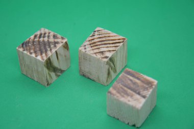 Yeşil arkaplandaki nesnelerin makro fotoğrafçılığı