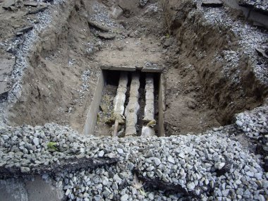 Tesisatlar boruları tamir etmek için toprak kazdı.