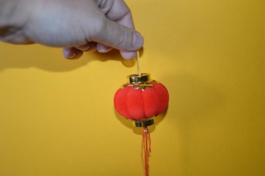 Kırmızı Çin feneri sarıda, arka planda.