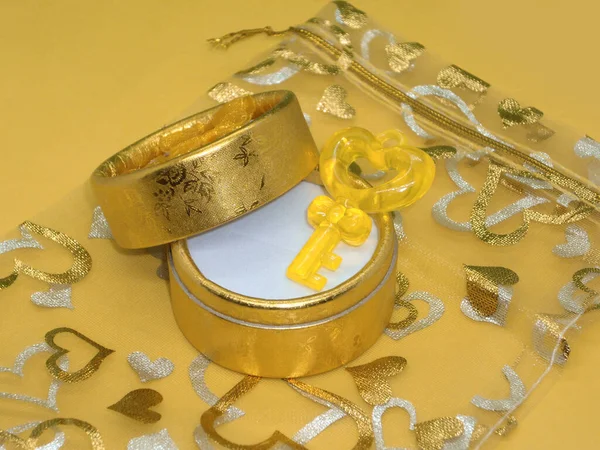 Золотой Ключ Цилиндрической Коробке Желтом Фоне — стоковое фото