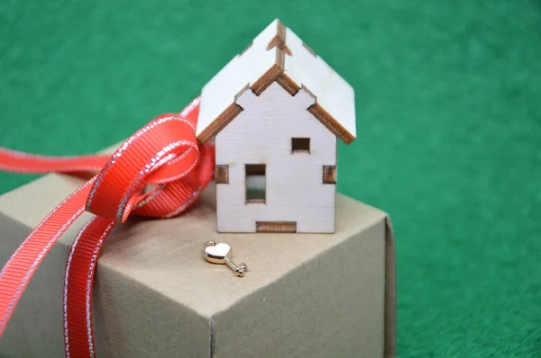 Receiving Keys His Apartment Building Background Green Grass — Stock Photo, Image