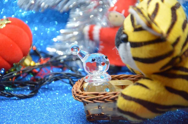 休日を背景にした新年とクリスマスのおもちゃの構成 — ストック写真