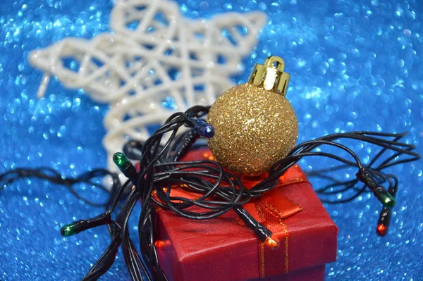 Zusammensetzung Von Neujahrs Und Weihnachtsspielzeug Vor Dem Hintergrund Der Feiertage — Stockfoto