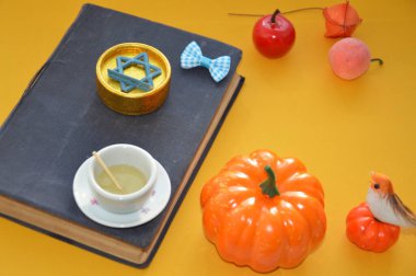 Yahudi Yeni Yılı için sonbahar ziyafetleri. Rosh Hashanah bayramın sembolleri.