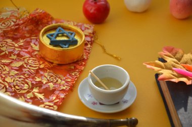 Yahudi Yeni Yılı için sonbahar ziyafetleri. Rosh Hashanah bayramın sembolleri.