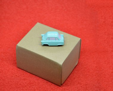 Bayram hediyeli karton bir kutu.