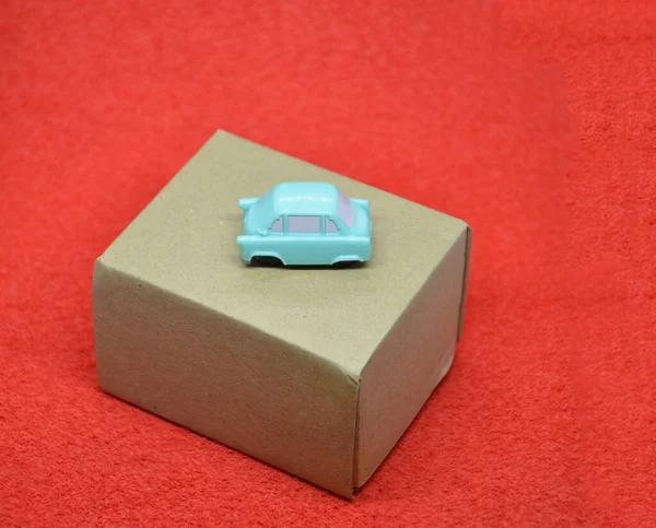 Bayram hediyeli karton bir kutu.