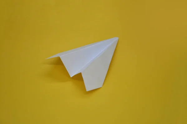 Papierowy Samolot Pokazuje Potencjalny Wzrost Żółtym Tle — Zdjęcie stockowe