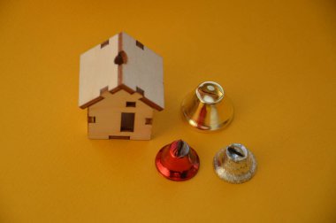 Yeni yılın kompozisyonu ve Noel oyuncakları.