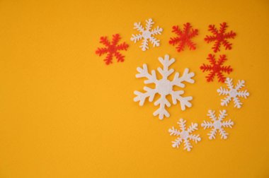 Yeni yılın kompozisyonu ve Noel oyuncakları.