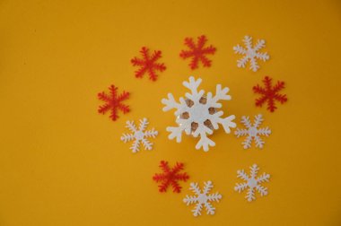 Yeni yılın kompozisyonu ve Noel oyuncakları.