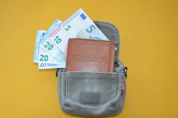 Euro Banknoten Sind Mit Reisepass Sofort Der Tasche — Stockfoto