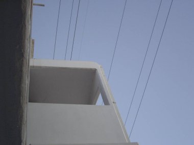 Ege Denizi kıyısındaki modern küçük bir otelin mimarisi.