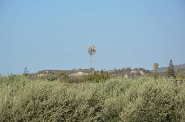 Yunanistan 'daki Rodos arazilerinde elektrik üretmek için rüzgar değirmeni