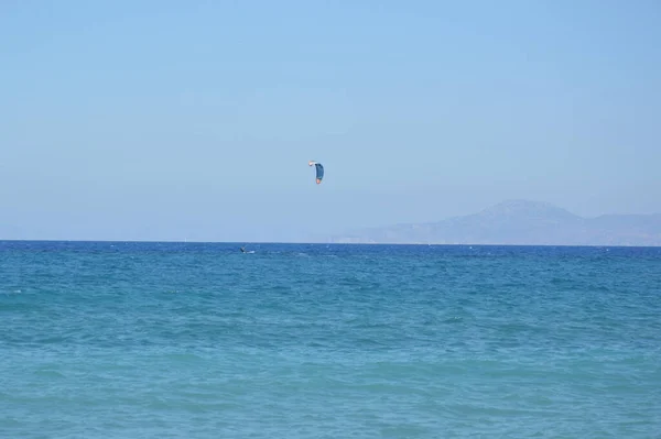 希腊罗得岛爱琴海的风筝冲浪 — 图库照片