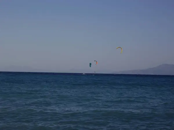 希腊罗得岛爱琴海的风筝冲浪 — 图库照片